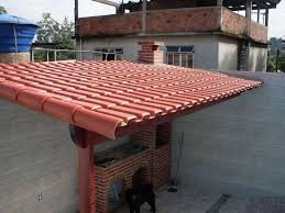 Conserto de telhados na Vila Norma
